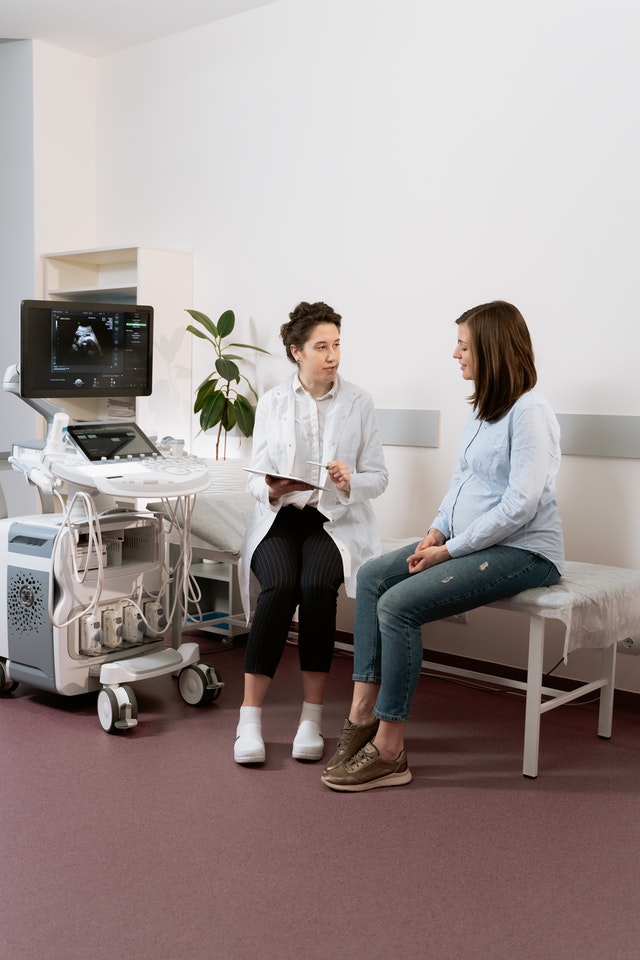 Gastos medicos mayores paciente y doctora conversando