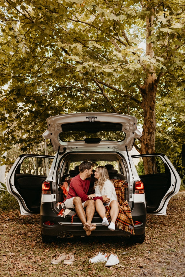 Seguro de auto pareja en camioneta