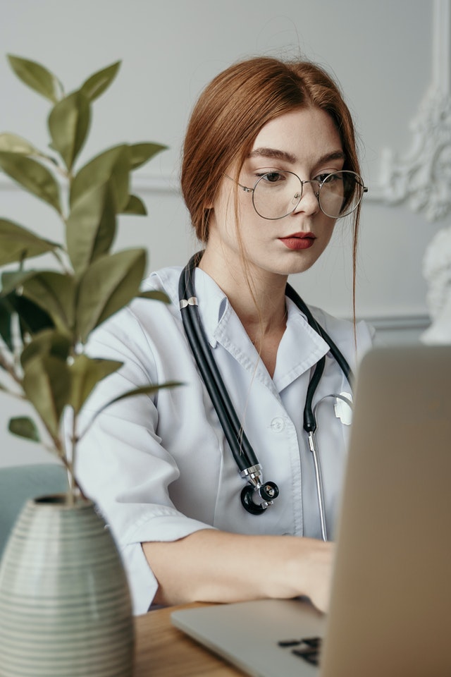 Seguro de gastos medicos medicos chica revisando a sus pacientes online