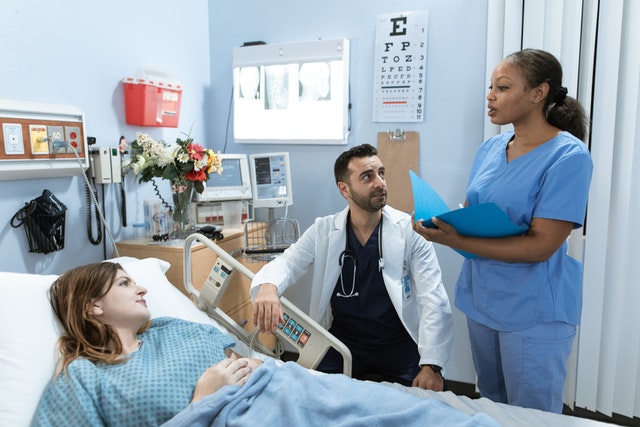 Personas en una sala de quirifanoSeguro de gastos médicos mayores, viendo a paciente GNP ¿Qué cubre