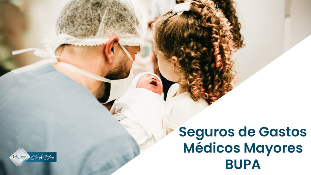 Doctor poniendo en los brazos de una niña un bebe recien nacido, es parte de seguro de gastos médicos mayores BUPA