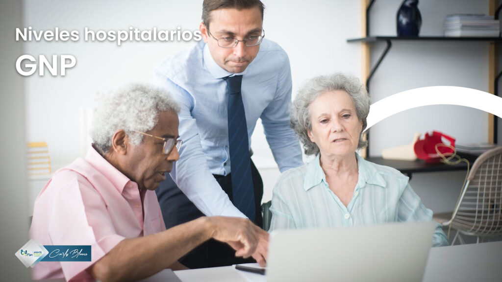 Agente explicando información sobre pantalla a una pareja de la tercera edad