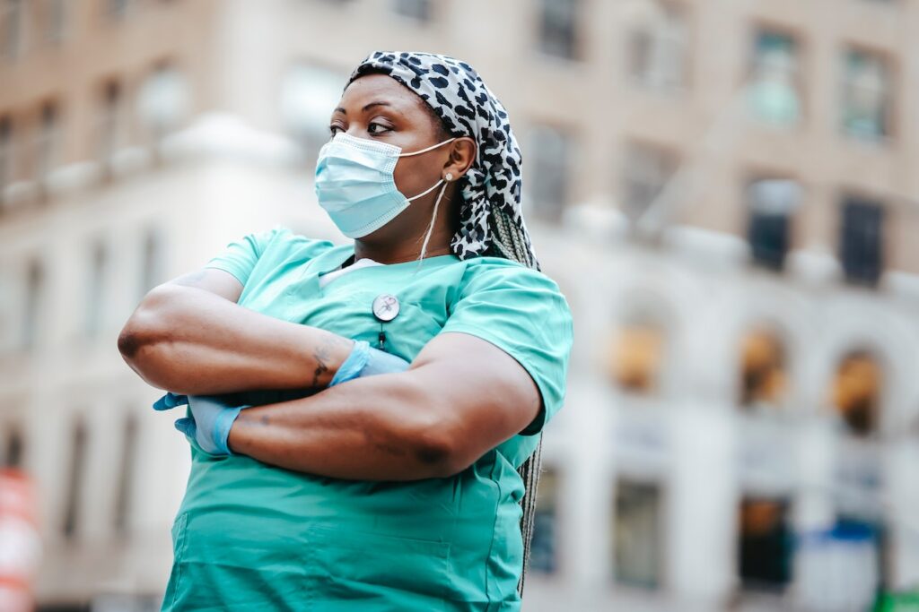 Doctora viendo hacia el horizonte en medio de una calle seguros BUPA