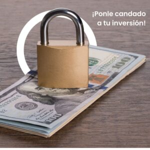 Seguro de inversiones candado sobre dinero en una mesa