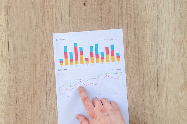 Sefueo de inversiones en done hay datos y gráficos en una hoja sobre una mesa