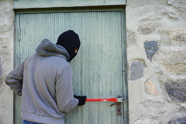 Seguro de robo persona ingresando a un hogar con palanca