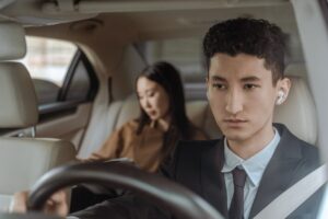 Joven conduciendo un coche